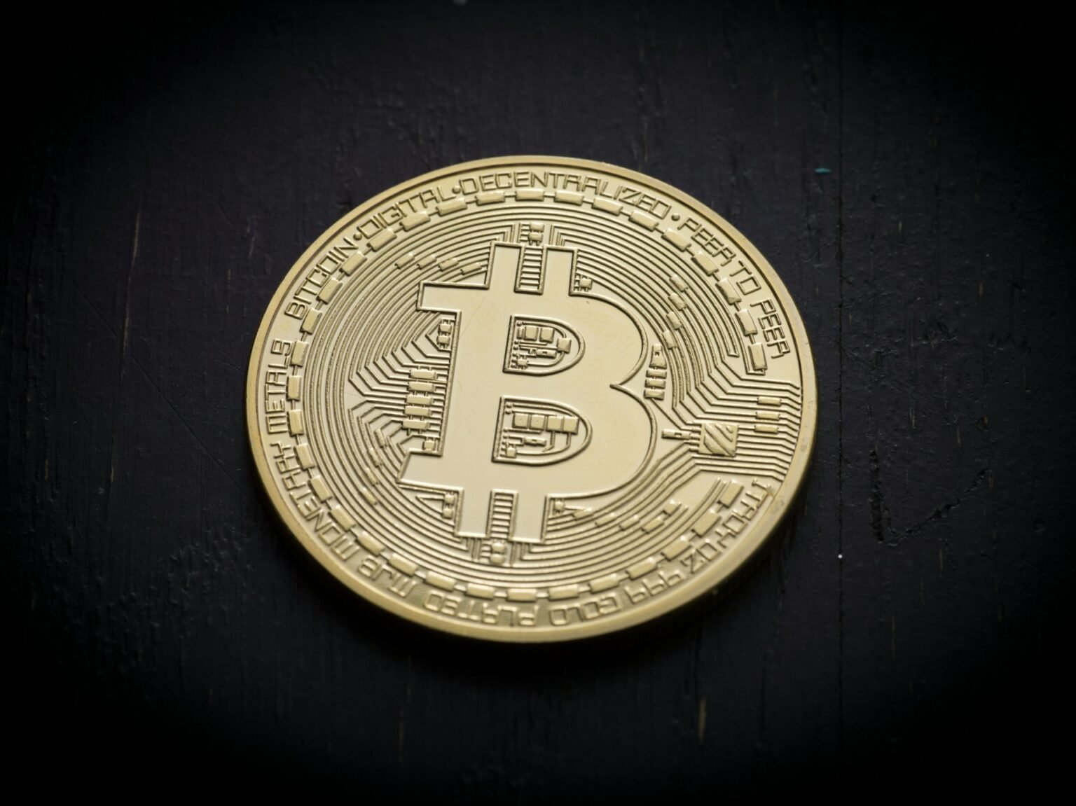 Financial guru calls Bitcoin a shield in banking crisis
